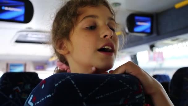 Το πρόσωπό της όμορφο κορίτσι που ταξιδεύει το λεωφορείο — Αρχείο Βίντεο