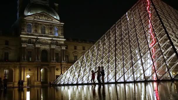 Illuminated glass Louvre Pyramid in Paris — Stock Video