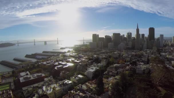 Stadtbild mit Kokoturm bei sonnigem Wetter — Stockvideo