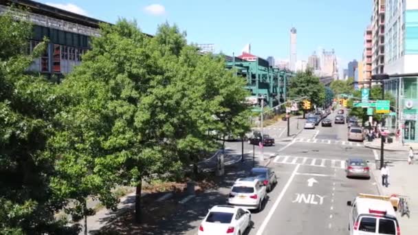 Gata med utsikt över Queensboro Bridge i Nyc — Stockvideo