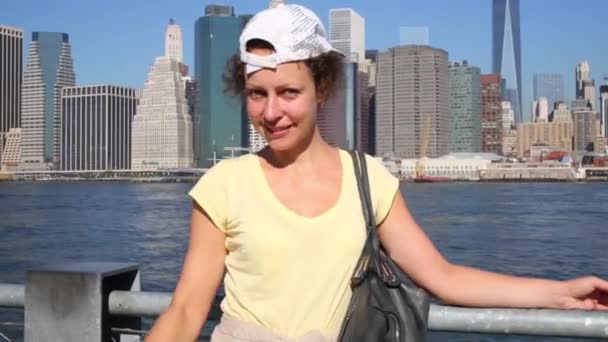 ニューヨーク市で幸せな若い女 — ストック動画