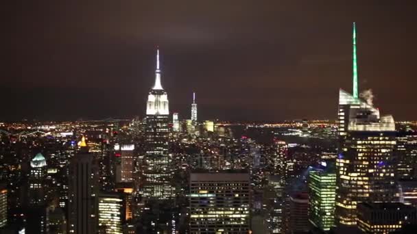 晚上照亮纽约城和东河 — 图库视频影像