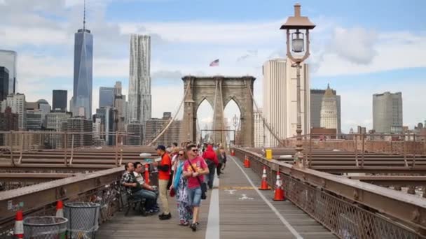 Touristes marchant sur le vieux pont de Brooklyn — Video