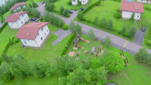 Parco giochi per bambini vicino alla casa di campagna — Video Stock