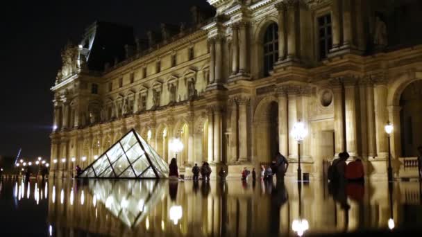 Μουσείο του Λούβρου, αντανακλά στο νερό μέσα στη νύχτα — Αρχείο Βίντεο