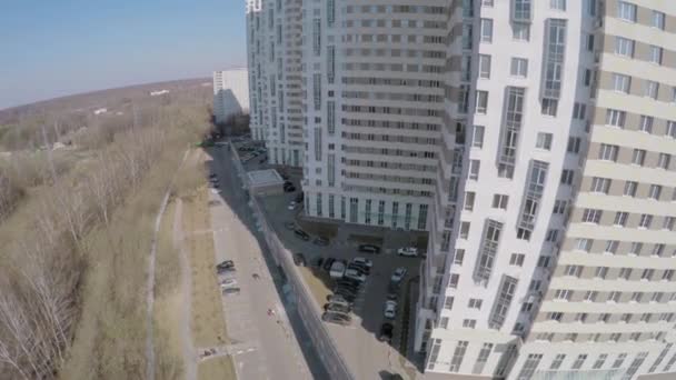 Häuser eines Wohnkomplexes auf der Elchinsel in Moskau — Stockvideo