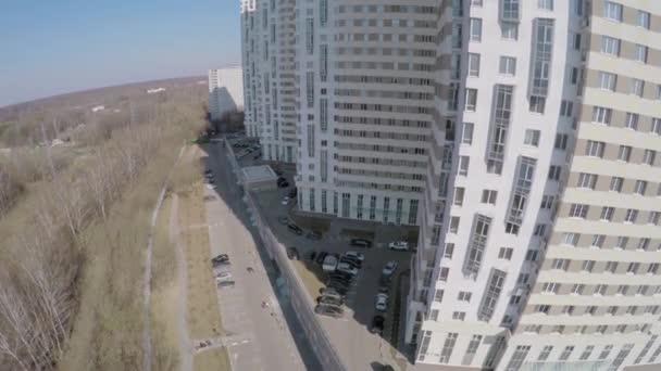 Huizen van wooncomplex op Elk eiland in Moskou — Stockvideo