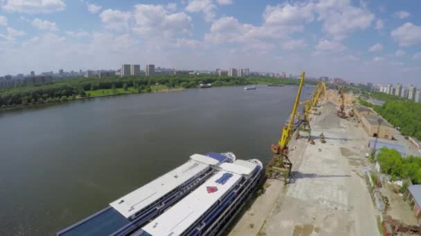 Paisaje urbano con varios buques y grúas en el puerto fluvial — Vídeos de Stock