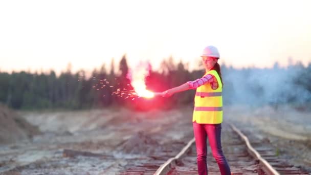 Travailleur féminin dessine cercle dans l'air avec un feu de signalisation — Video