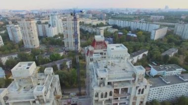 Konut Kompleksi yukarıda uzun boylu vinç