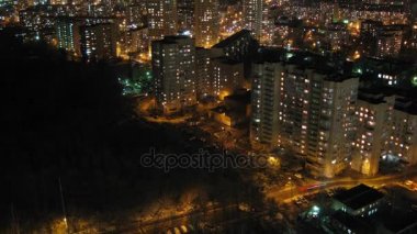 Gece şehir yollarda trafik ile İlçe