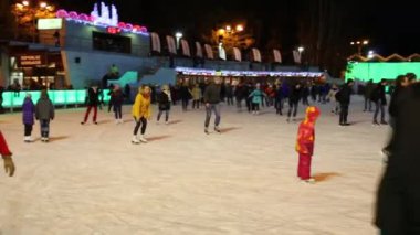 Kış akşamları Sokolniki Park buz pateni pisti