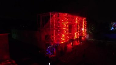 Pavilion Cephesi Festivali sırasında ışık gösterisi ile 