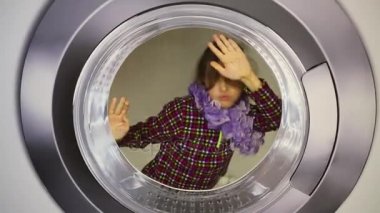 Kız büyük çamaşır makinesinde iplik