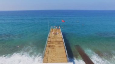 Pier deniz insanları ile Türk bayrağı ile