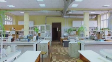 Üniversitesi'nde kimya laboratuarında çıkmak 