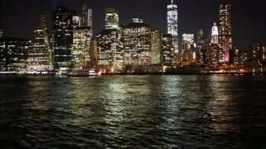 New York'ta Nehri yakınında gökdelenler 