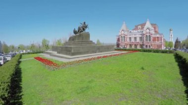 Chapaev Anıtı ve grassplot çiçekler 