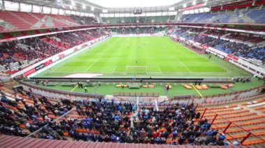 Fanlar ve oyun-alanlı lokomotif Stadyumu'nda tribünler 