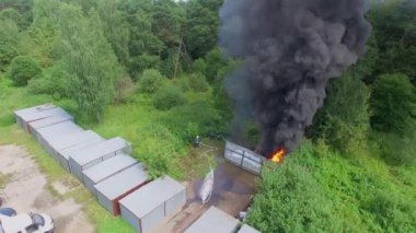 Yangın koruma koyu duman ile yangın söndürmek 