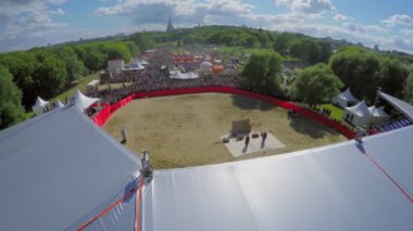 turistler açık hava tatil sırasında performansı izle