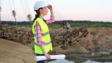 Çizimler kariyerlerini Stacker ile kadın işçi duruyor