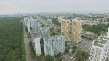 Karayolu taşıma trafik ile şehir panoraması