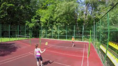 Anne oğlu ile badminton oynuyor 