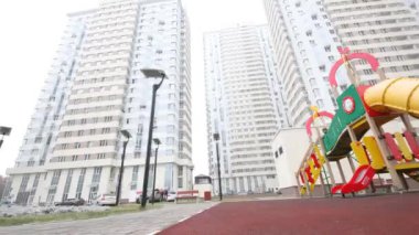 Bir konut kompleksi avlusunda Bahçesi yakınındaki bir gezi