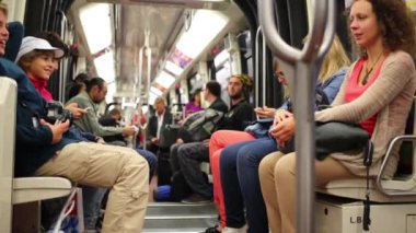 Metro tren vagonuna insanlarda