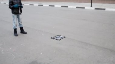 Çocuk quadrocopter uzaktan kumanda ile çalışır