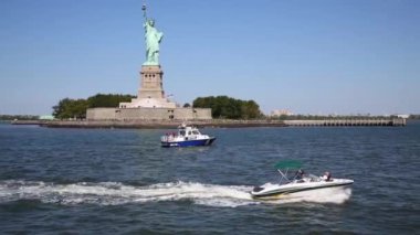 Gemi ve New York'taki Özgürlük heykeli 