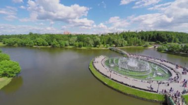 at nalı Adası'na yürüyüş insanlar