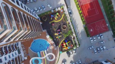 Oyun alanları ve konut kompleksi yapılardır arasında Havuzu