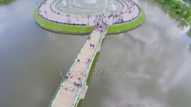 at nalı Adası'na yürüyüş insanlar