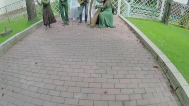 Grup Polca bir RI orman yolu üzerindeki müzik çalar