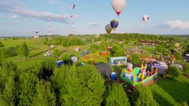 Alanların üstünde uçan hava balonları ile manzara