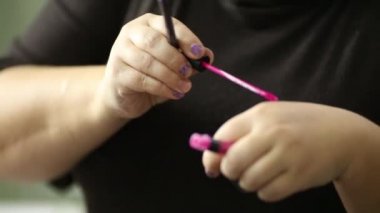 Visagiste el cilt üzerinde koyarak göz farı, rengini gösterir