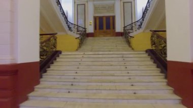 Merdiven ve kapı Üniversitesi Mendeleev içinde