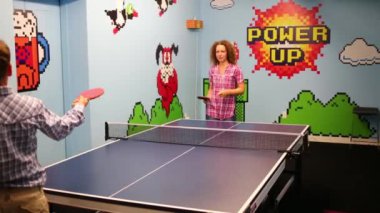 Kadın ve erkek Masa Tenisi oynamak