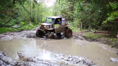 Off-road yarışmada ormandaki kirli araba gider 
