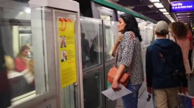 İnsanlar bırakın ve metro tren vagonuna Paris'te girin