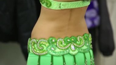 Visagiste kız modeli ile çalışır 