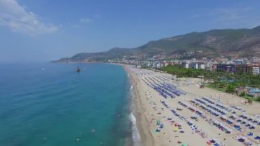 Çok sayıda şezlong ve şemsiye ile şehir beach 