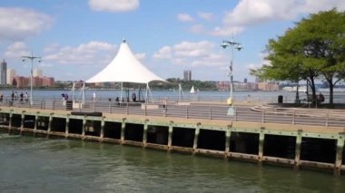 İnsanlar ile pier için gemi yelken görüntülemek 