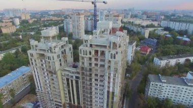 Konut Kompleksi yukarıda uzun boylu vinç