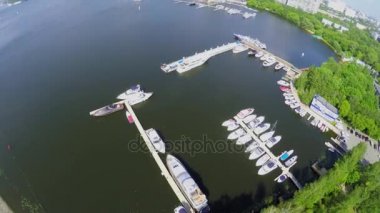 Yatlar şehir nehir koyda demirlemiş