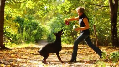 kadın köpeğini sonbahar Park çalış