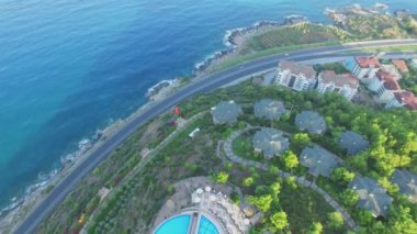 oteller: deniz ve dağlar ile kıyı kenti