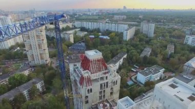 Konut Kompleksi yukarıda uzun boylu vinç